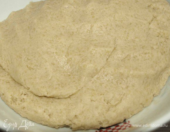 Замесить тесто. Оставить тесто отдохнуть 15-20 минут (в холодильник ставить не надо). Тесто легкое в работе.