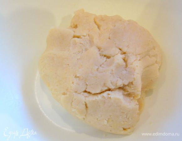 Включите духовку на 180°С. Приготовим основу: в муку добавьте сухие ингредиенты, перемешайте, затем — мягкое сливочное масло и желтки. Замесите тесто. Оно будет мягким. 