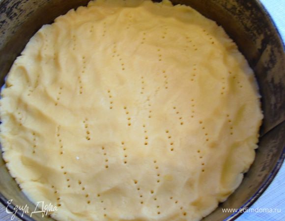 Выложите тесто в форму и разровняйте руками по дну. Наколите вилкой и отправьте выпекаться на 20-25 минут, до золотистого цвета. Остудите минут 15, не вынимая с формы.