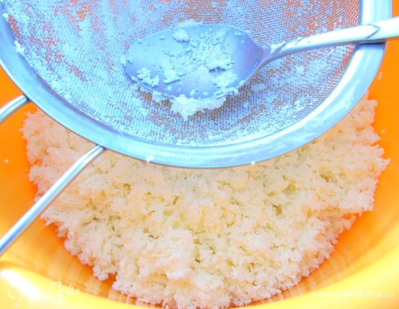 Для начинки: творог перетрите через сито.