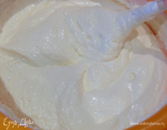 Добавьте просеянную муку и хорошо размешайте до однородной, гладкой массы.