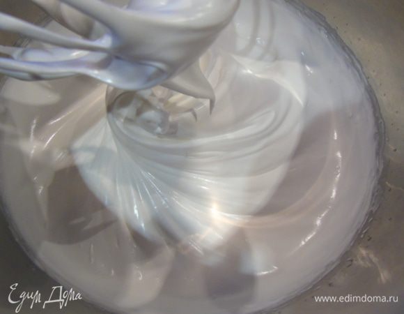 Взбейте белки со щепоткой соли, затем постепенно вводите сахар, продолжая взбивать до устойчивой массы.