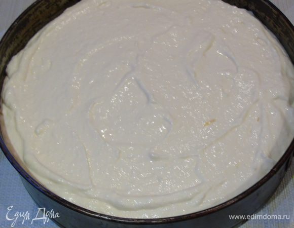 Несколькими приемами введите взбитые белки в творожную массу. Выложите начинку поверх коржа.