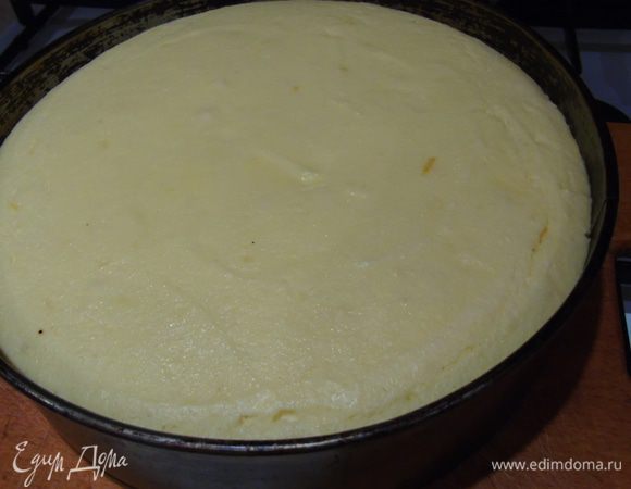 Уменьшите температуру духовки до 100°С и отправьте выпекаться минимум на 1,5 часа, пока края не схватятся, а серединка будет слегка подрагивать. Я выпекала 2 часа и 20 минут. 