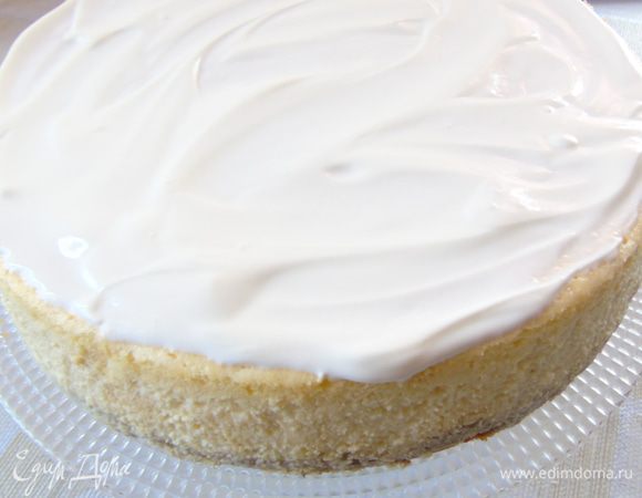 Достаем из духовки и даем остыть в форме, а потом отправляем в холодильник минимум на 4 часа, но желательно на ночь. Покрываем для украшения сметаной или взбитыми сливками, тонким слоем.