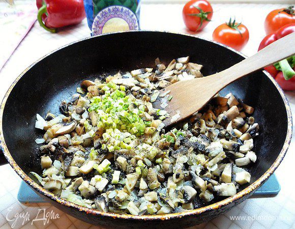 Добавляем мелко нарезанную черемшу (можно заменить чесноком), свежий тимьян, солим, перчим, хорошо перемешиваем и обжариваем 5 минут.