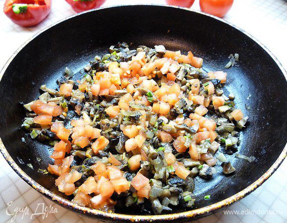 Добавляем мелко нарезанные помидоры (свежие помидоры можно заменить консервированными в собственном соку). Перемешиваем, жарим 5 минут.