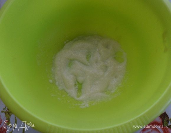 В чашку высыпаем манную крупу ТМ «Националь». Добавляем горячую воду. Быстро перемешиваем с помощью вилки, чтобы не было комочков. 