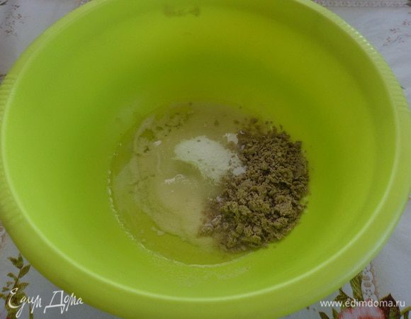 Затем добавляем сахар, щепотку соли, халву (раскрошить руками) и растительное масло.