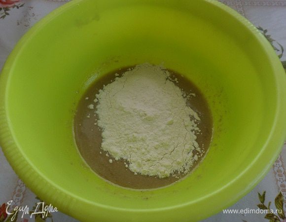 Добавляем просеянную муку и разрыхлитель теста.
