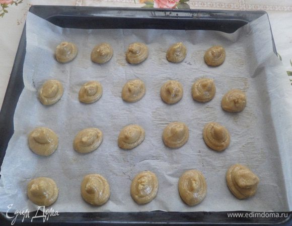 Выкладываем тесто на противень с помощью ложки или кондитерского мешка.