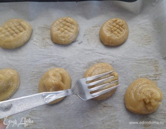 Вилкой делаем узор.