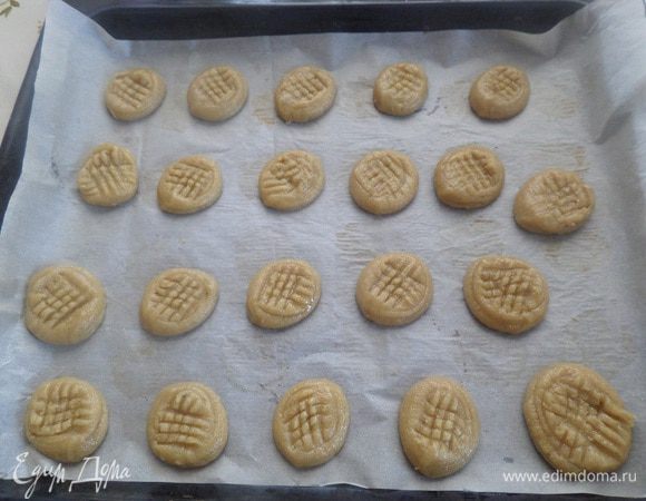 Ставим противень в разогретую духовку.
