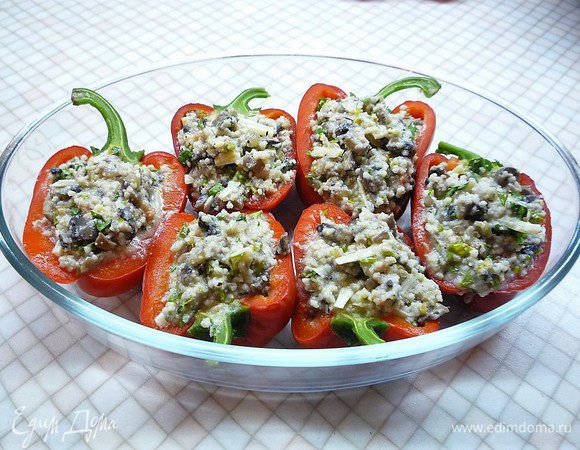 Наполняем фаршем половинки перцев, укладываем их в форму для запекания, накрываем форму фольгой и запекаем в духовке при температуре 180°С в течение 30-40 минут.