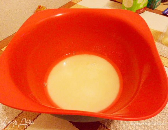 Сахар с манкой ТМ «Националь» перемешать, залить 250 мл горячей воды, но не кипятка! Оставить на 20-30 минут настояться. За это время сахар раствориться, а манка набухнет. Можно залить и холодной водой, но тогда придется оставить манку часа на 2. 
