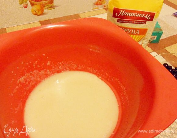 Добавить растительное масло, соль и ванильный сахар. Перемешать простым ручным венчиком.
