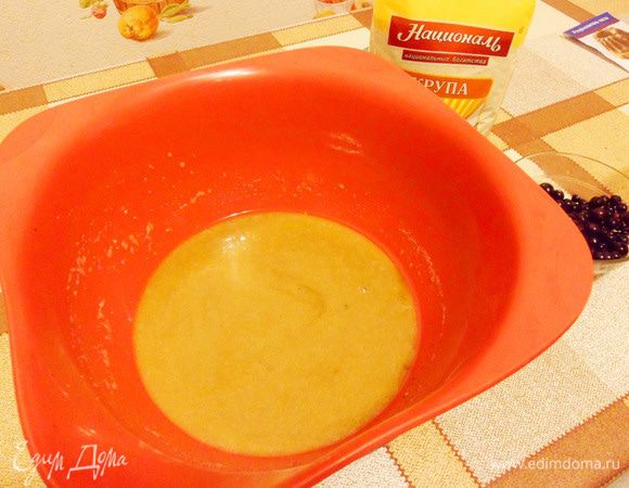 Чайную ложку растворимого кофе залить двумя чайными ложками горячей воды. Хорошо перемешать. Добавить в емкость к манке.
