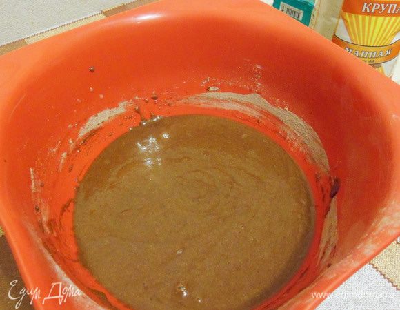 Добавить сухую смесь в емкость с манкой, перемешать венчиком.
