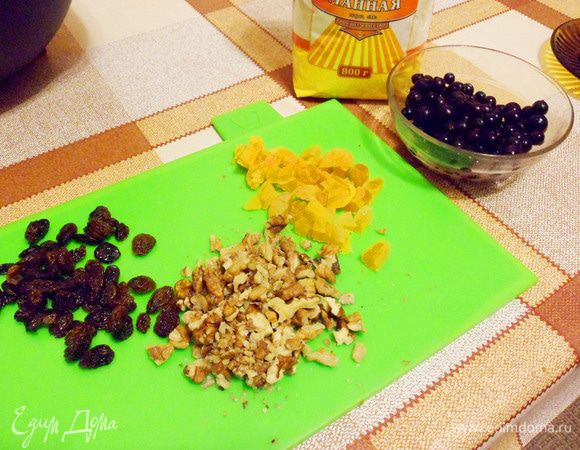 Смородину предварительно разморозить. Вишню без косточек также разморозить и хорошо отжать. Курагу порезать размером, как изюм, орехи порубить.
