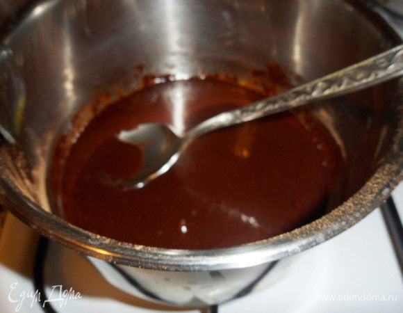 Готовим постную шоколадную глазурь. 
Какао, сахар, растительное масло и 3 столовые ложки воды положить в кастрюльку с толстым дном, хорошо перемешать. Довести до кипения, варить при помешивании примерно 3-5 минут или до легкого загустения. Готовую глазурь полностью остудить. 