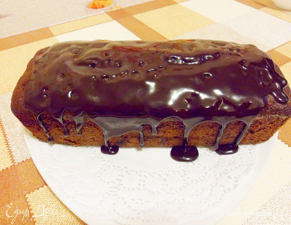 Переложить манник на блюдо и полить глазурью.
