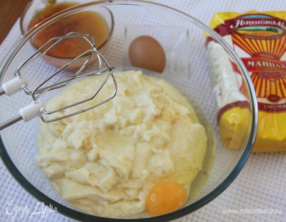 Ввести по одному 2 яйца, взбить в пышный крем.