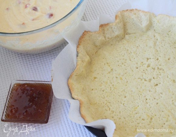 Основу пирога смазать джемом (2-3 ст. л., у меня был сливовый джем, автор рекомендует апельсиновый или вишневый).