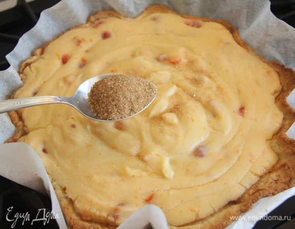 В середине выпечки верх присыпать коричневым сахаром (так советует автор). Но я не рекомендую — получается слишком сладко, и сахар не успевает растаять и хрустит.