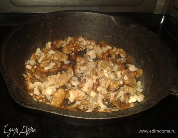 Последовательно подсушить в духовке орехи и кунжут. Они разного размера, поэтому работаем с ними отдельно. Иначе кунжут сгорит, пока орехи поджариваются.