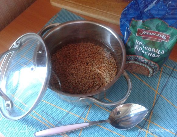 Отварить чечевицу ТМ «Националь» в течение 45 мин. У меня была чистая крупа, я ее заранее не промывала и не замачивала.