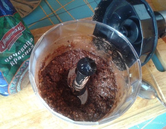 В чашу блендера высыпать подготовленные сухие ингредиенты, часть кунжута и какао оставить на посыпку. Добавить сваренную чечевицу. Хотя в составе уже есть изюм, получается почти не сладко. Берегущим свою фигуру девушкам наверняка понравится. Но мои домочадцы любят сладкие пирожные, поэтому я добавила ложку меда. Смешать все блендером. Получится вязкая масса.