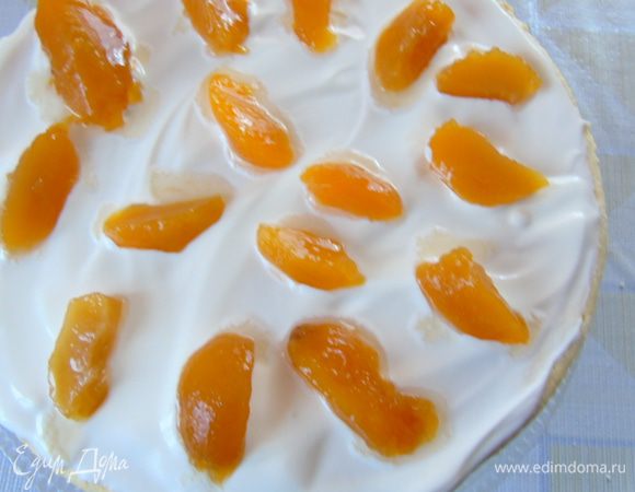 И сверху — любыми фруктами или ягодами. Я использовала консервированные персики.