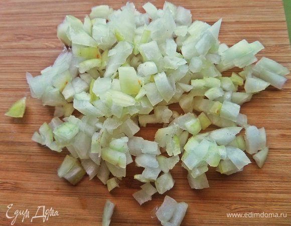 Лук измельчить. Если мелкая луковичка, то берем целую.