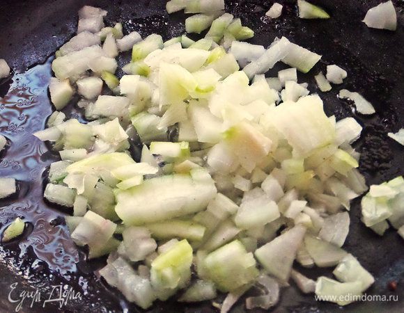 Высыпать в сковороду с горячим маслом.