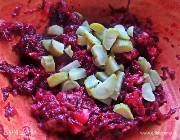 Вмешать в начинку.