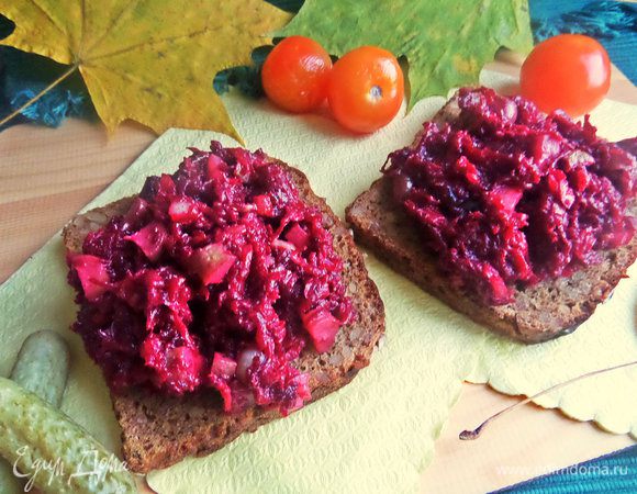 Распределяем щедро начинку на ломтики.