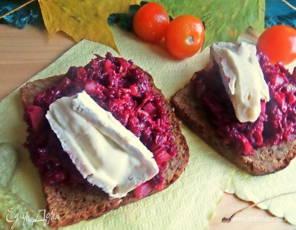 Отрезать по дольке мягкого сыра и разместить сверху. Присыпать паприкой.