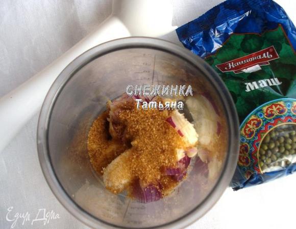 Кладем в блендер банан, порезанный кусочками лук и чеснок, коричневый сахар. Наливаем белый винный уксус.