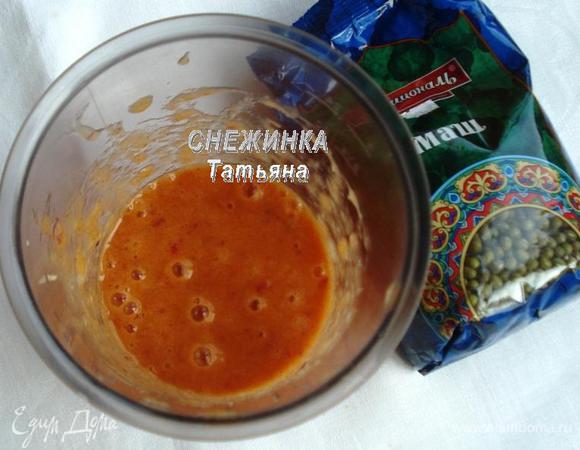 Пробиваем в однородную массу. Теперь кладем мед, паприку, молотый острый красный перец, наливаем 25 г воды и снова взбиваем.