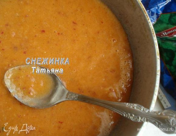 Полученную массу выливаем на сковороду или в сотейник с толстым дном. Вливаем еще 50 г воды.  Ставим на огонь и даем закипеть.