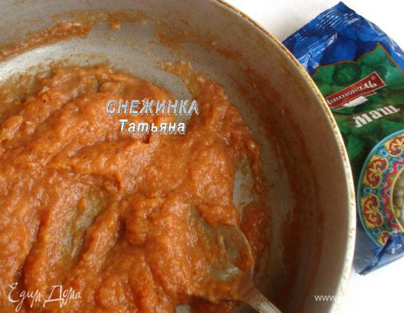 Добавляем томатное пюре, даем снова закипеть, солим, пробуем, если надо добавьте соль. Увариваем соус на маленьком огне, периодически помешивая, до загустения. У меня ушло около 30 минут.