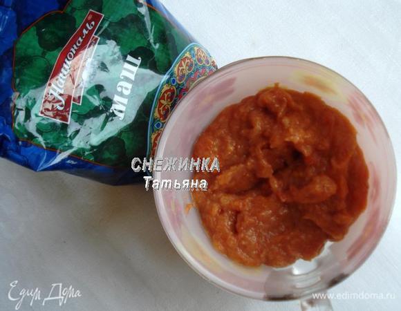 За пару минут до конца варки соуса добавляем по вкусу молотый имбирь и корицу. Перемешиваем. Перекладываем в блюдо, чашку и даем соусу остыть.