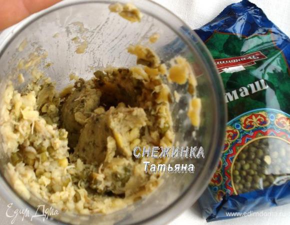 Пока соус остывает, продолжим готовить фрикадельки из маша. Отваренный и остывший маш измельчаем блендером, однако, не пытаемся сделать однородную консистенцию, делаем так скажем «грубый помол». В это время чистим и ставим вариться картофель. Количество картофеля указано неочищенного.