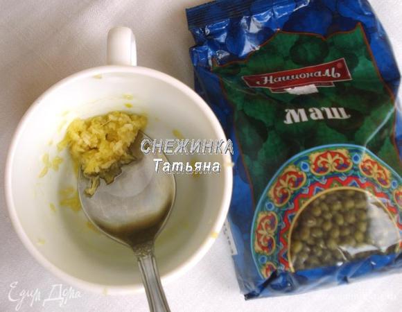 Свежий имбирь и чеснок чистим, натираем на мелкой терке. Растираем вместе с оливковым маслом.