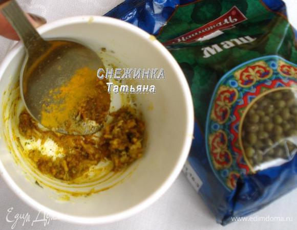 Добавляем сухую мяту и куркуму, перемешиваем.