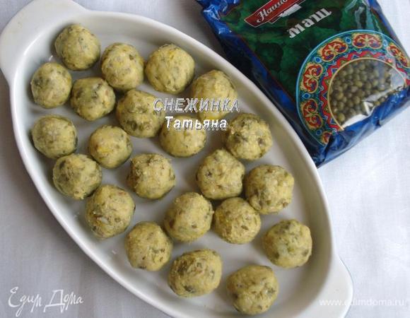 Соединяем маш с чесночно-имбирной пастой, солим «фарш» по вкусу. Форму для выпечки смазываем растительным маслом. Лепим небольшие фрикадельки смазанными маслом руками. Укладываем в форму.