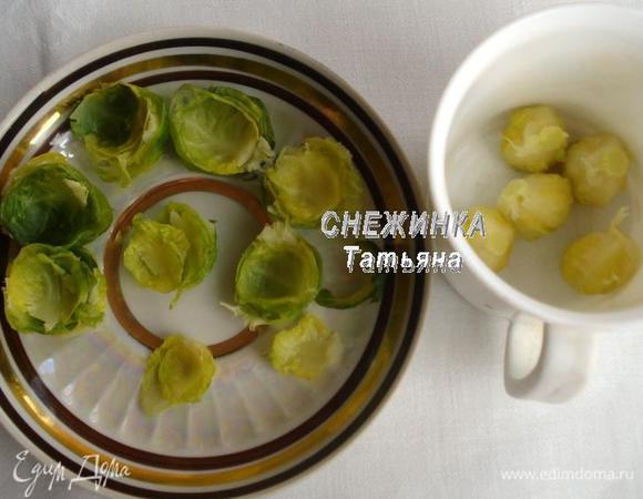 Подготовим для подачи лепестки из брюссельской капусты. Для этого нужно аккуратно снять капустные листочки один за одним.