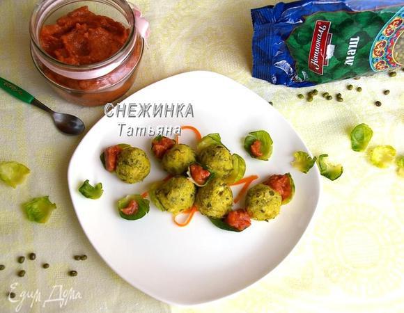 Сервируем блюдо. На капустные листочки кладем фрикадельки из маша, соусом в произвольном порядке заполняем капустные лепестки. Я еще добавила ярких красок — ленточки из моркови. Подаем блюдо порционно дополнительно с банановым соусом в отдельной баночке. Приятного аппетита!