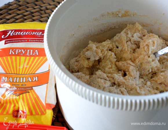 В отдельной миске смешать сухие ингредиенты: просеянную ц/з и обычную муку, соль, дрожжи. К сухим ингредиентам добавить жидкие и перемешать.