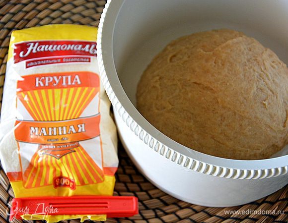 Замесить тесто. Месить 5-7 минут. 